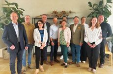 Dr Peter Stanbury with panellists from the Sustainable Wine Roundtable.