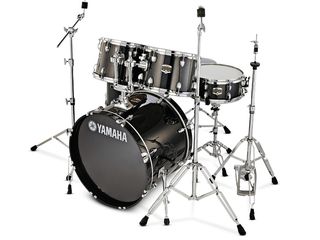 The kit features wooden bass drum hoops.