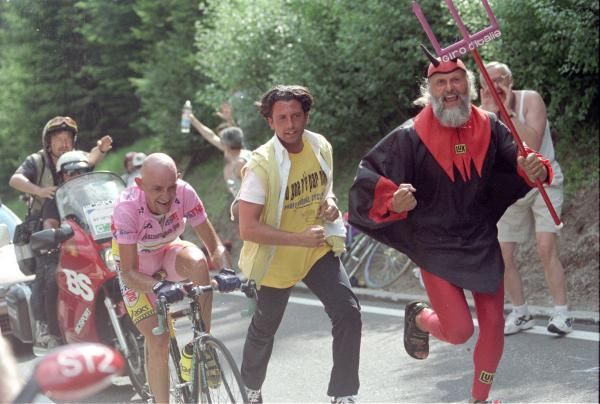 Pantani gets a cheer from the devil in 1998