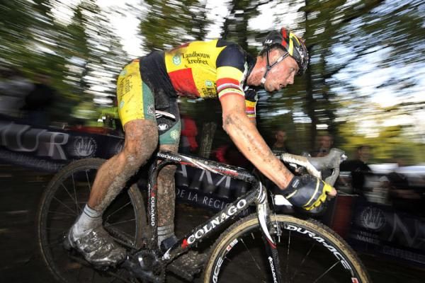 Sven Nys (Landbouwkrediet-Colnago) tackles the descent in Namur.