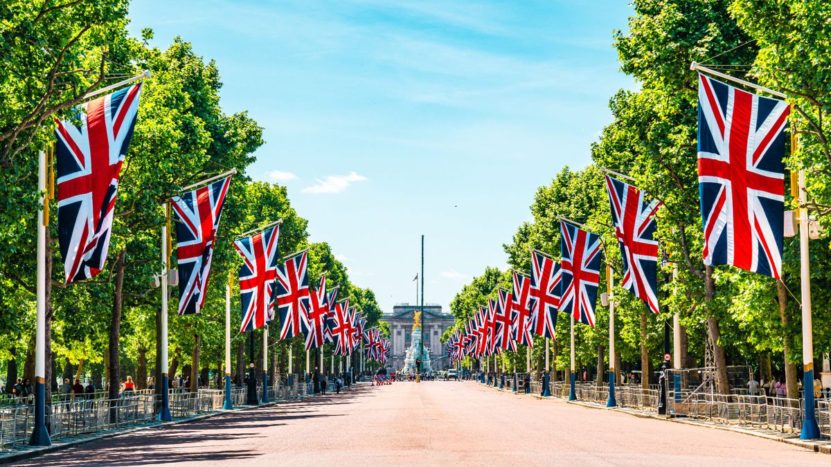 London&#039;s The Mall decked out in Union Jacks