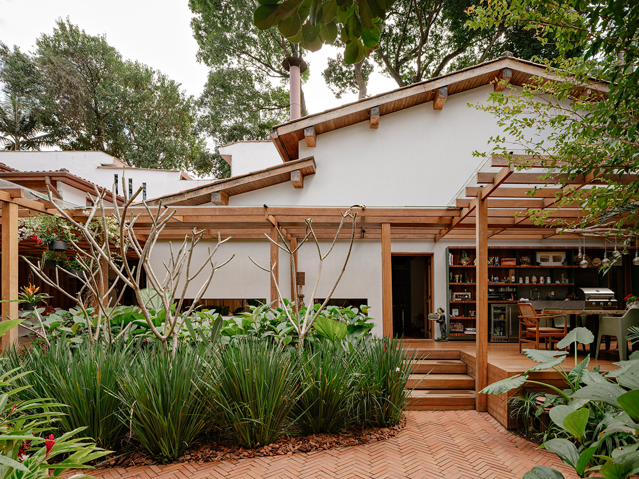 a brazilian garden house by Kika Camasmie, engulfed in greenery