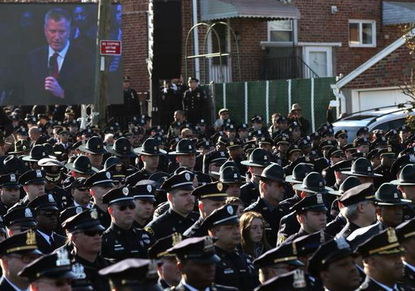Police turn backs on New York City Mayor Bill de Blasio at cop's funeral