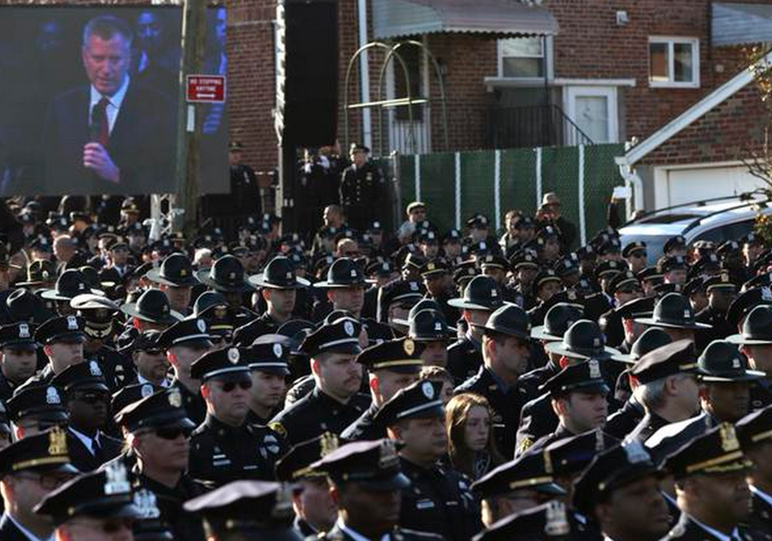 Police turn backs on New York City Mayor Bill de Blasio at cop&amp;#039;s funeral