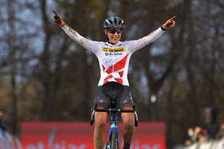 Lucinda Brand wins elite women's Cyclo-cross World Cup in Namur