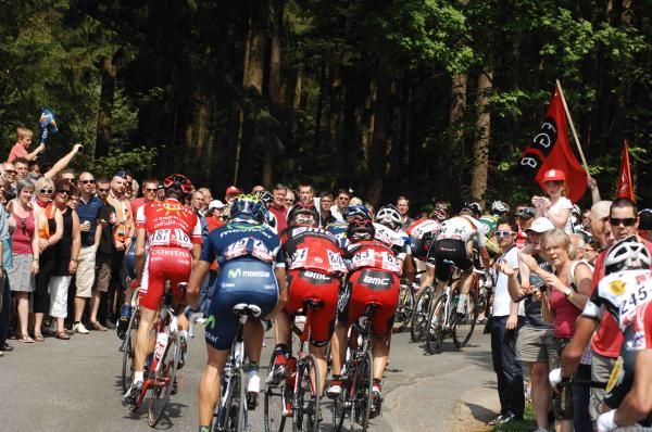 The peloton on the Cote de Wanne