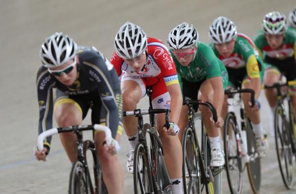 Annette Edmondson (in red) won the women's scratch race.