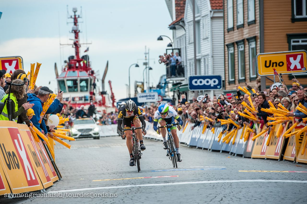 Boassan Hagen out-sprints Daryl Impey.