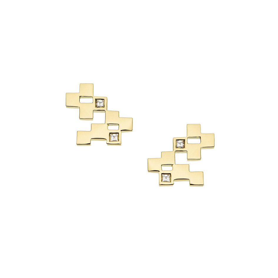 Patterned gold earring with diamond studded in it