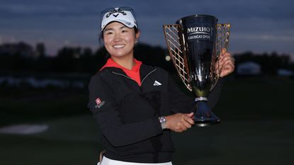 Rose Zhang with the Mizuho Americas Trophy