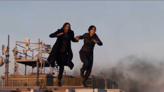 Kenau Reeves and Carrie-Anne Moss jumping off skyscraper in Matrix Resurrections