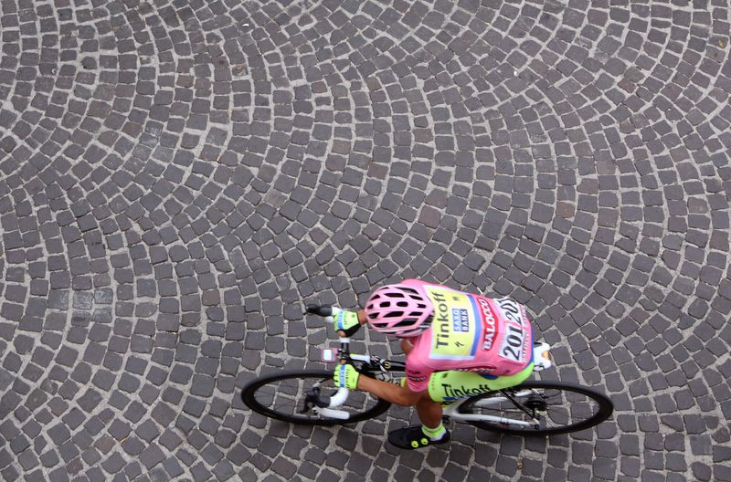 Alberto Contador (Tinkoff-Saxo) spent another day in pink