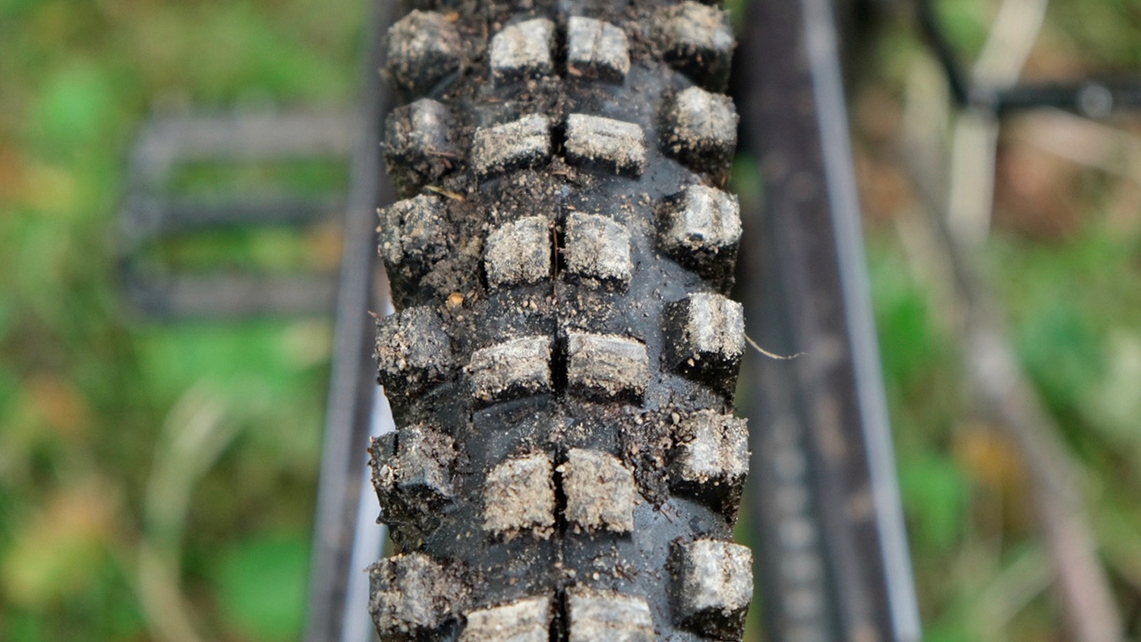 Um close do pneu traseiro WTB Judge montado em uma roda de MTB
