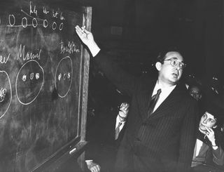 Leo Szilard lectures on the fission process.