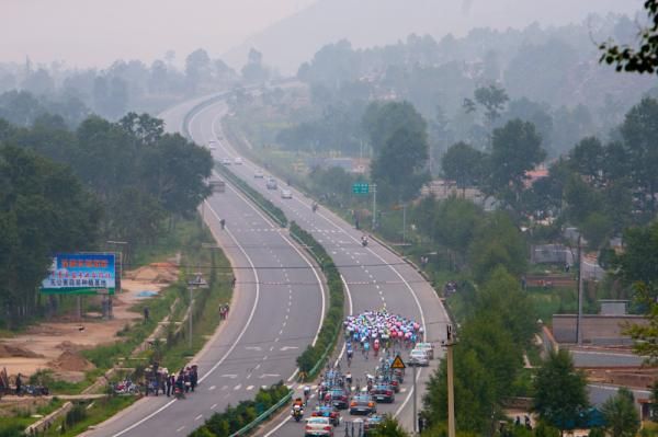 The main peloton cruising along Xihuang Highway