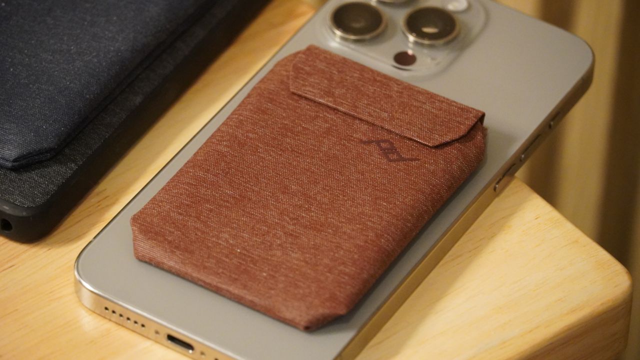 The same Peak Design magnetic wallet on an iPhone using MagSafe.