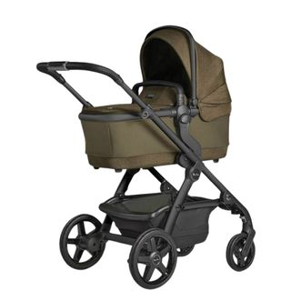 The Silver Cross Wave pram for newborns