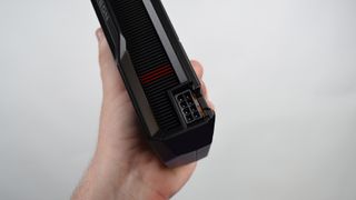 Een AMD Radeon RX 7600 in iemands hand