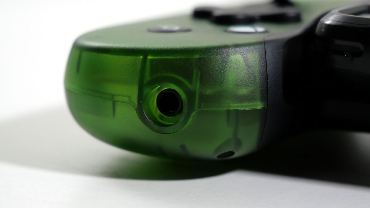 Backbone One Xbox mobile controller, highlighting its headphone jack.