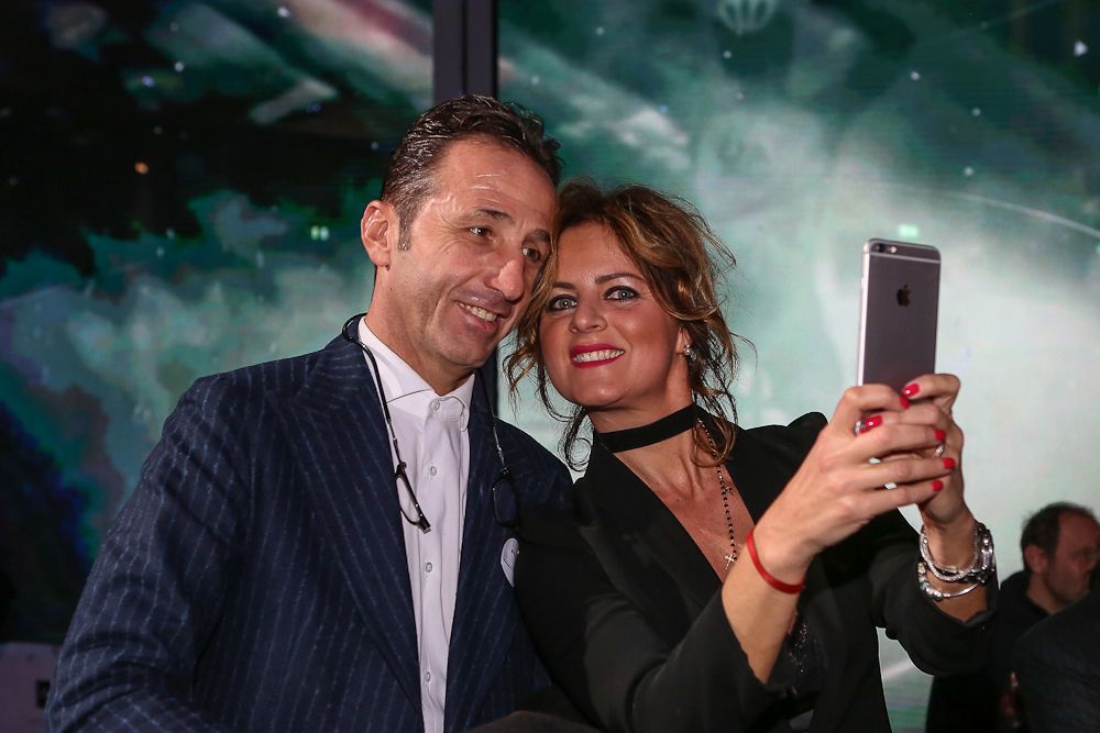 A fan gets a photo with Andrea Tafi at a Colnago event in 2018