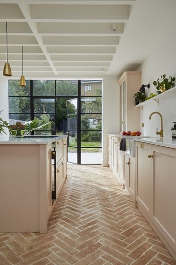 How to choose kitchen flooring: Expert advice on top choices | Livingetc