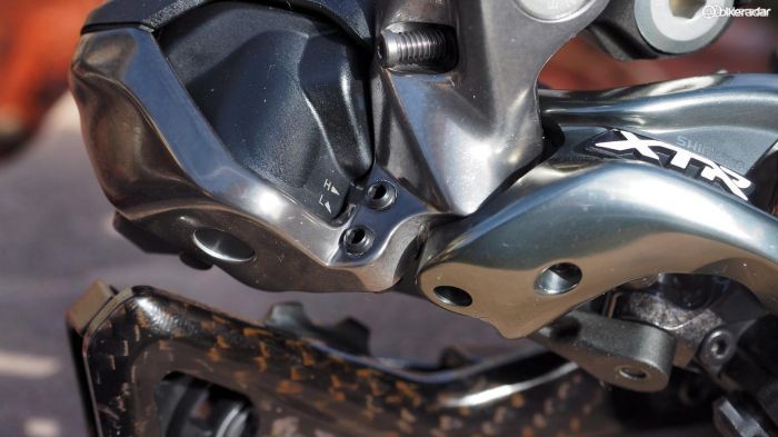 Shimano has switched to set screws to adjust the low and high limits for the XTR Di2 rear derailleur