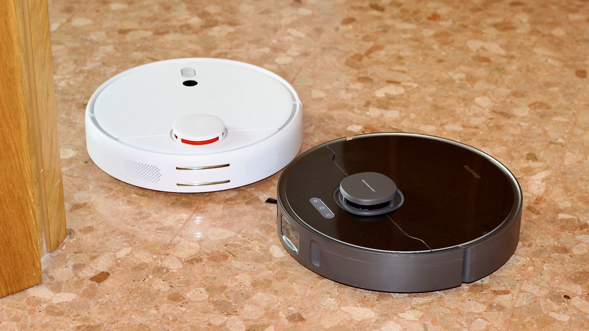 El Dreame Z10 Pro al lado de Xiaomi Mi Robot Vacuum 1S