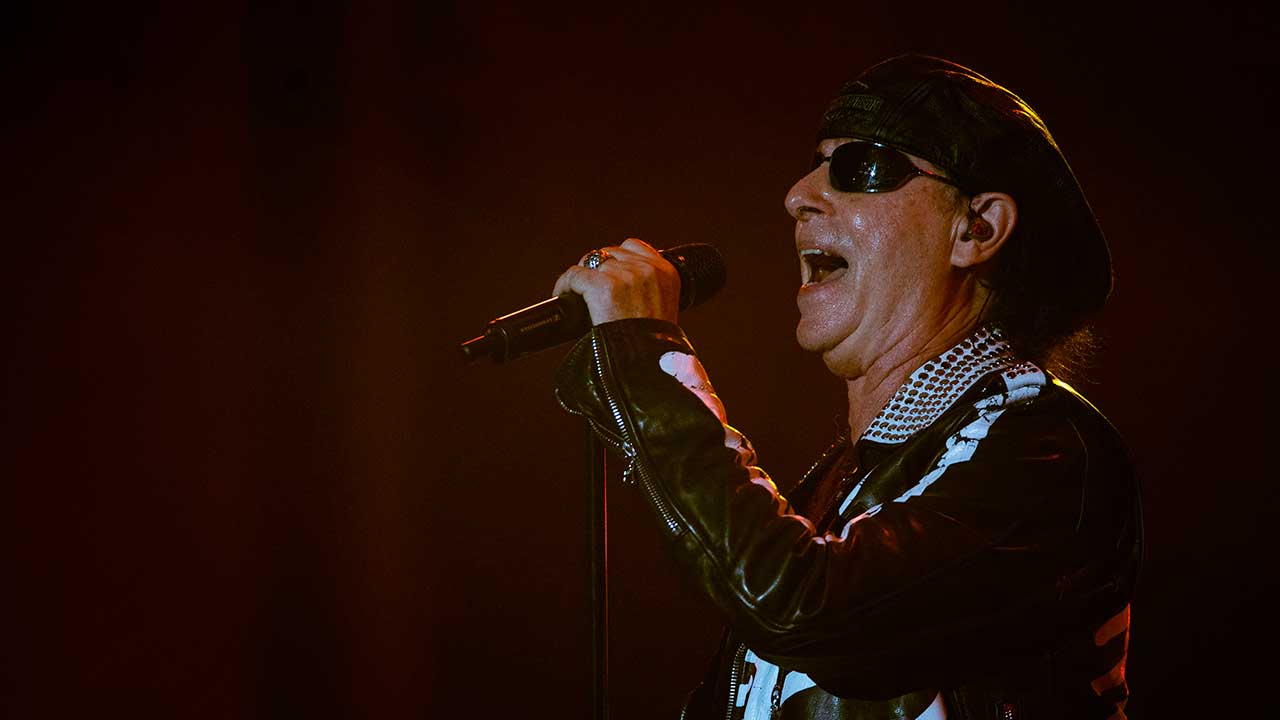 Klaus Meine omstage