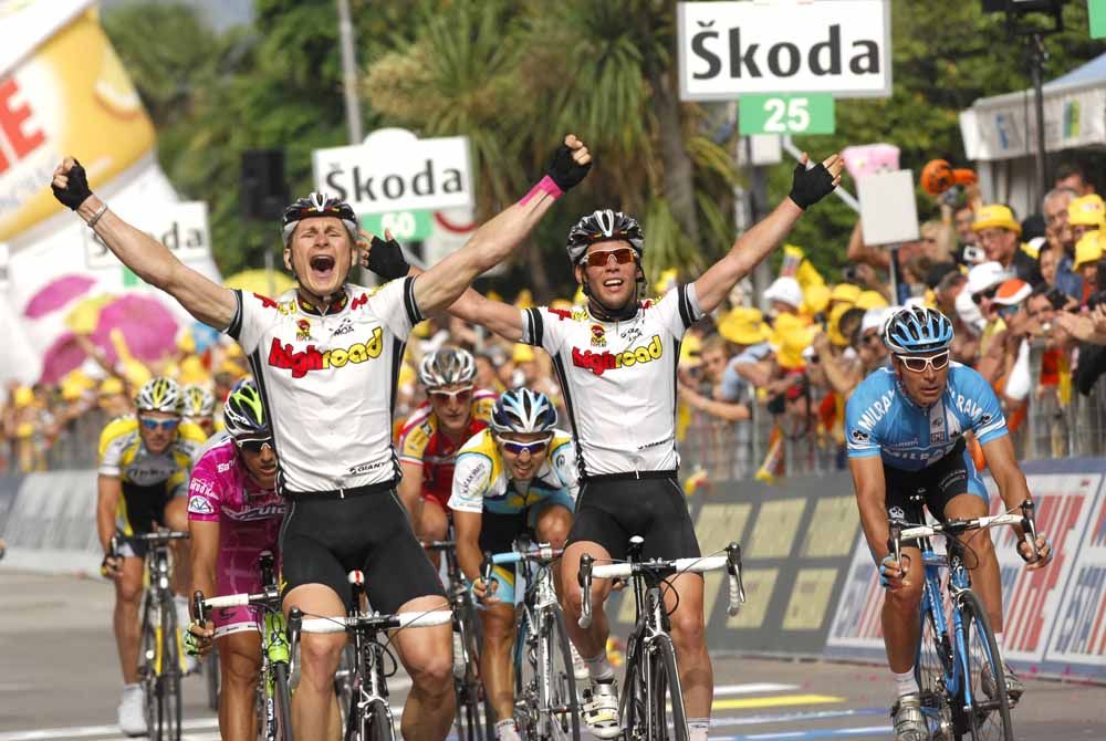 Double celebrations as Cavendish leads out Greipel for the win on stage 17 in 2008