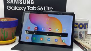 Android-nettbrettet Galaxy Tab S6 Lite på et stativ i et kontormiljø.