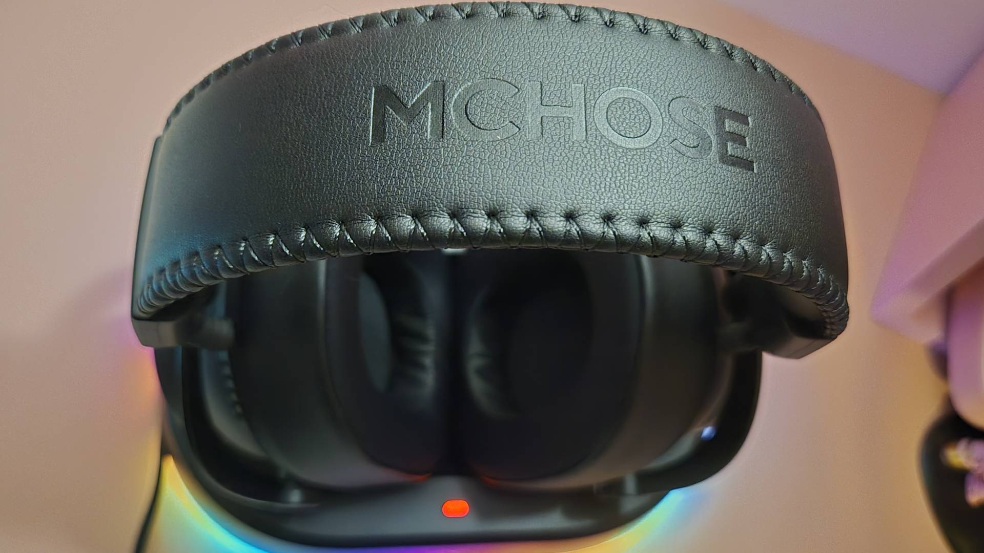 Close up of the headband of the Mchose V9 Turbo wireless gaming headset.