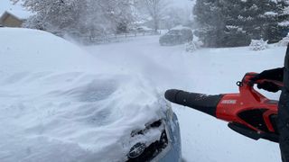 tester blowing off snow with echo eforce dpb-2500 from car