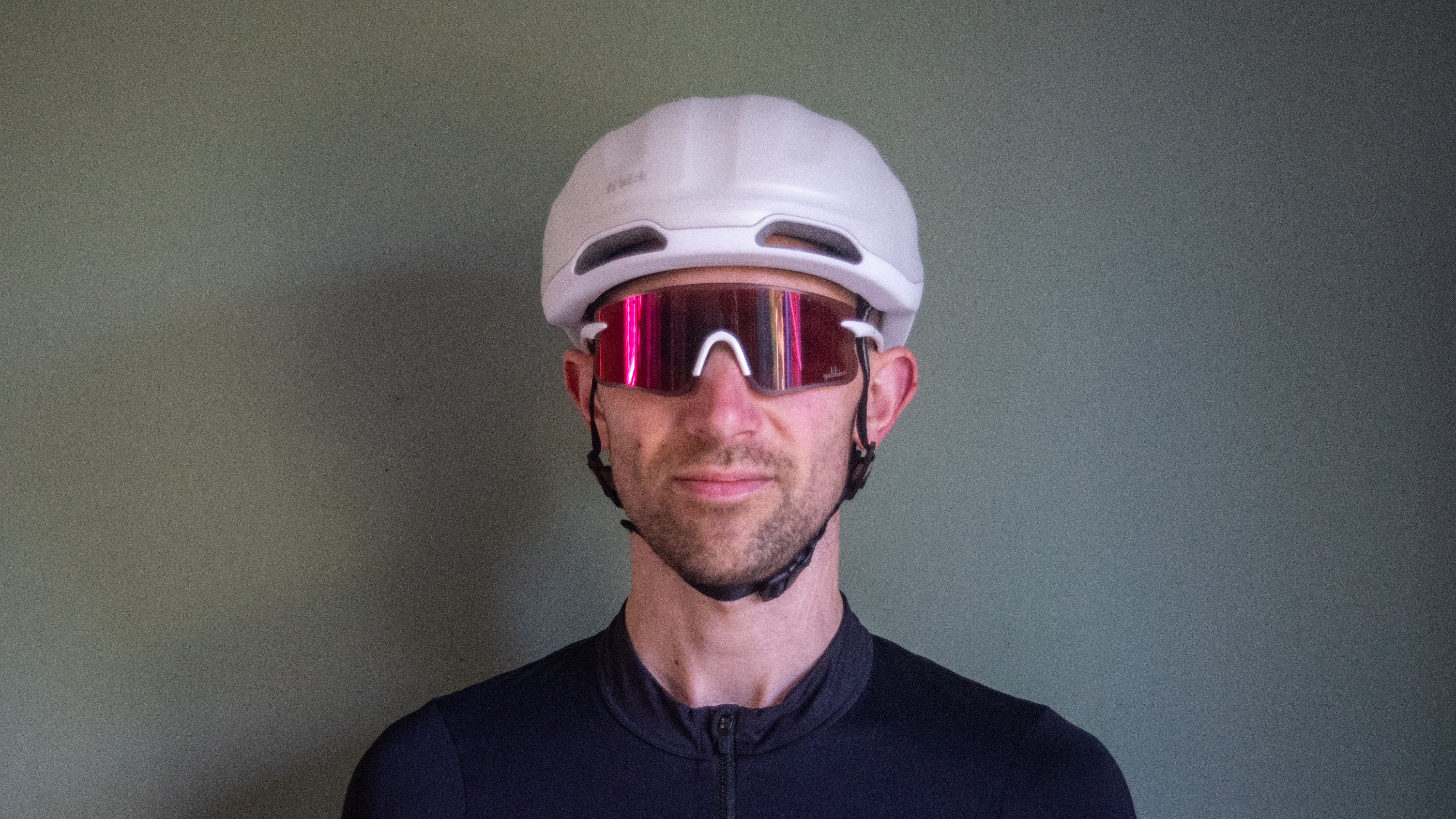 A man wearing a white Fizik Kudo Aero helmet 