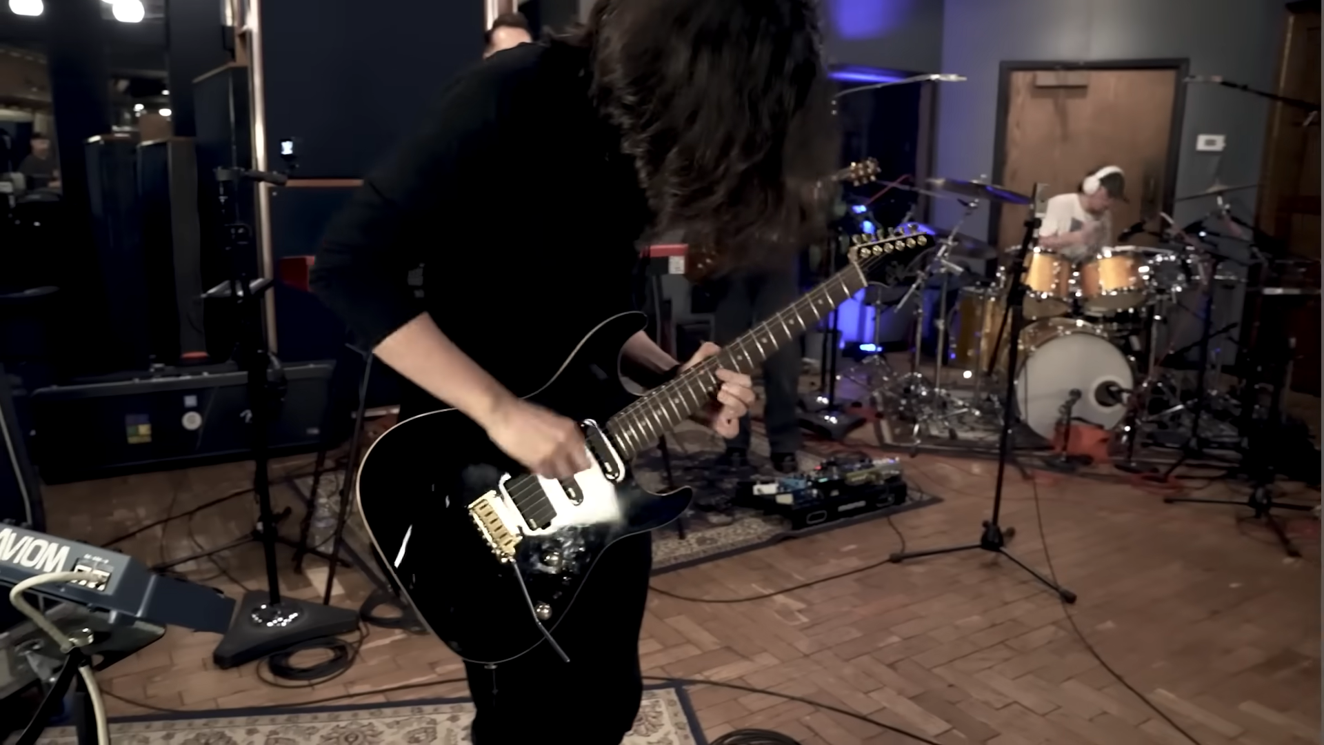 Mateus Asato shreds on Mike Shinoda's Already Over live session