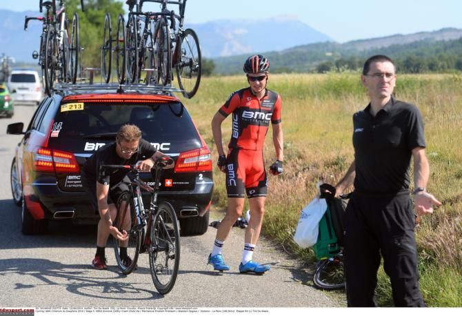 Dominik Nerz receiving assistance from his BMC team