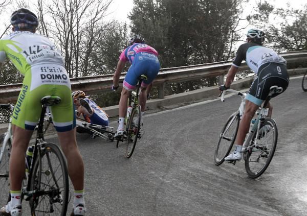 Defending champion Oscar Freire (Rabobank) crashed on the descent of Le Manie.