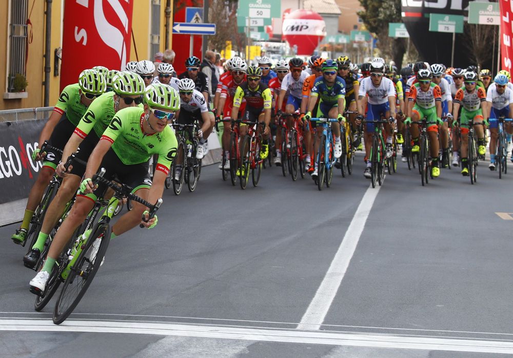 Cannondale-Drapac lead the peloton