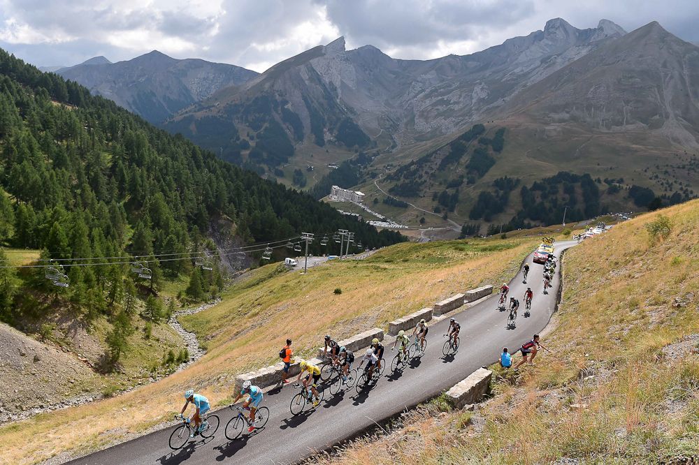 The GC group climbs Col d&rsquo;Allos during stage 17.