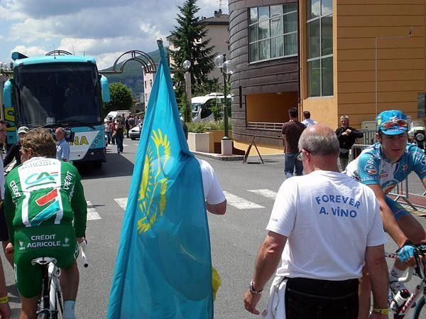 French fan shows his support for banned rider Alexandre Vinokourov...