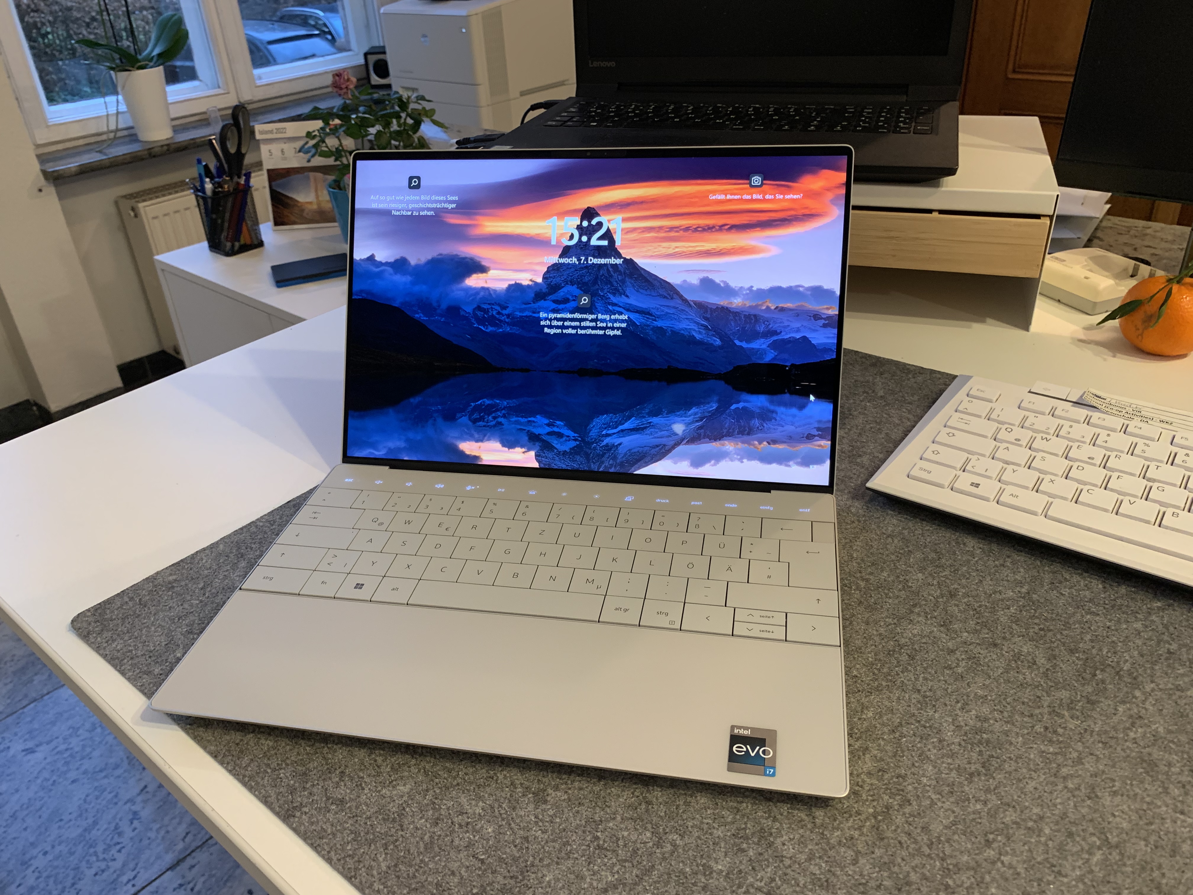 Dell XPS 13 Plus Frontansicht auf den wunderschönen OLED-Bildschirm