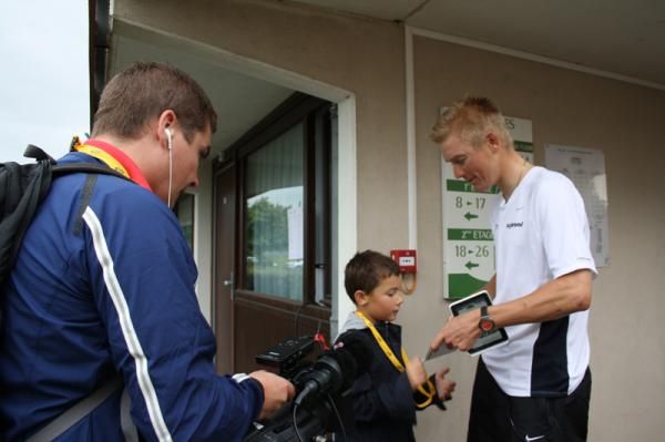 A young fan tracks down Larsk Bak
