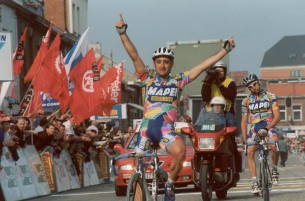Paolo Bettini taking his second and final win in 2002