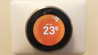 En smart-termostat av typen Nest Learning Thermostat i bruk.