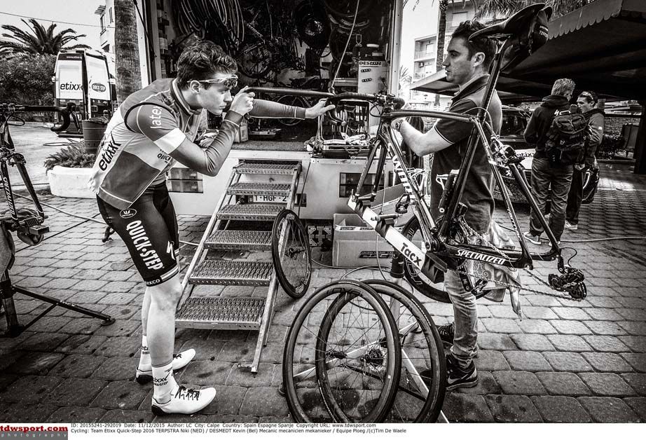 Niki Terpstra checks out his handlebars