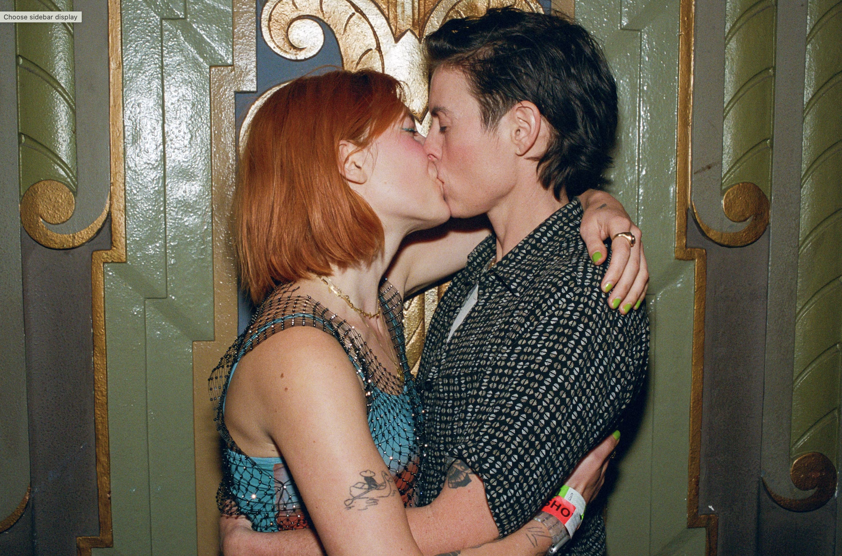 people kissing
