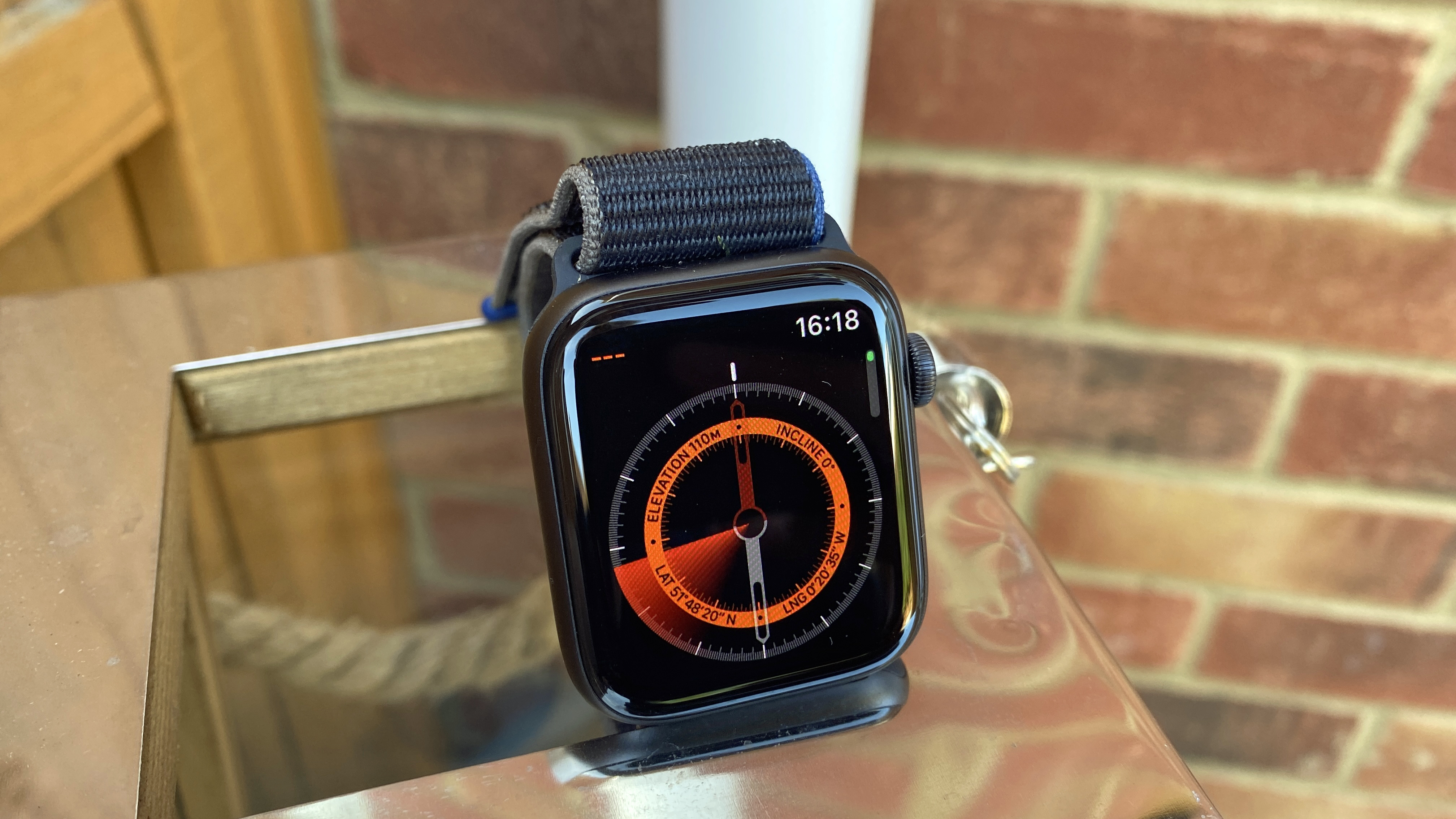 Apple Watch SE: with a compass watch face