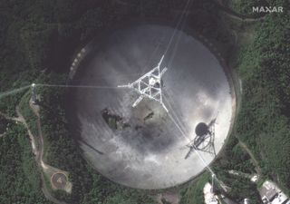 Una vista satelital de cerca del plato del radiotelescopio de Arecibo.