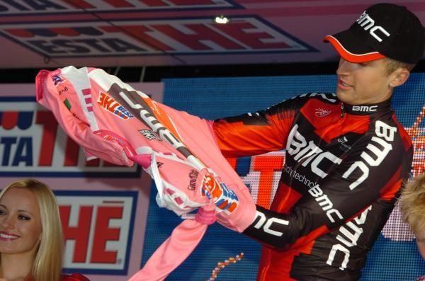 Taylor Phinney (BMC) tries on the pink jersey