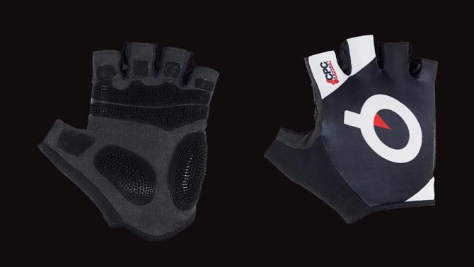 The short mitt is well padded and features plenty of ultra-grippy CPC panels