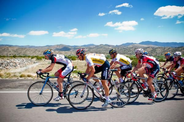 The front of the race accelerates under the wide open New Mexico skies.